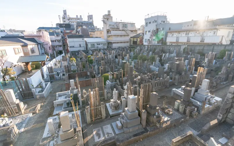 福寿院 西光殿の境内の墓地（遠景）