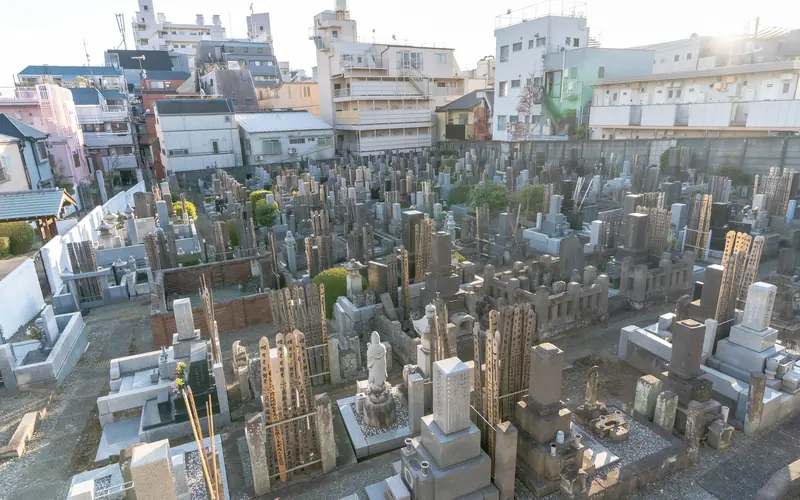 福寿院 西光殿の境内の墓地（別角度）