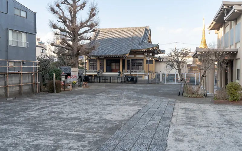 慈眼寺の境内と本堂