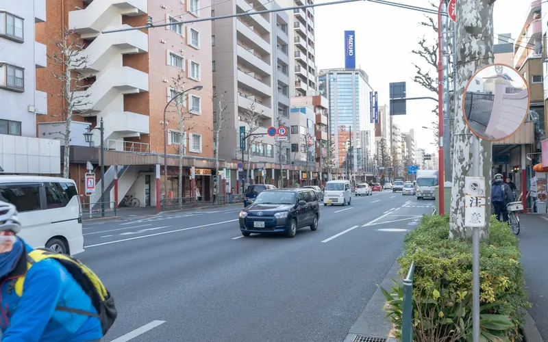 慈眼寺の街路樹のある大通り