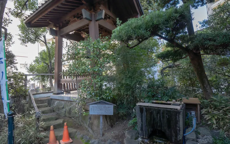 源覚寺(こんにゃく閻魔)の鐘楼と石組みの水場