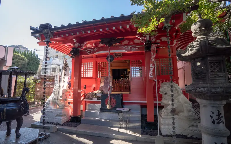源覚寺(こんにゃく閻魔)の赤い本堂と石灯籠