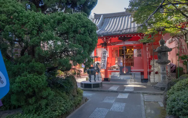 源覚寺(こんにゃく閻魔)の境内と赤い本堂