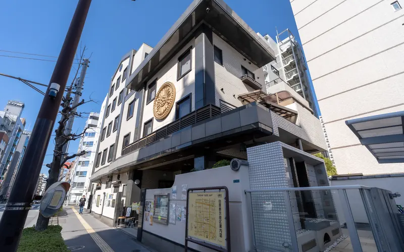 厳念寺会館の建物の外観(斜め下から)