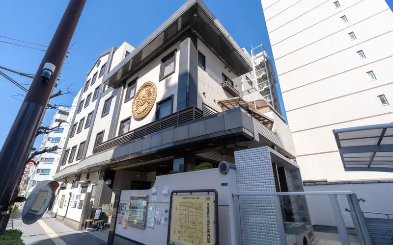 厳念寺会館の建物の外観（角から）