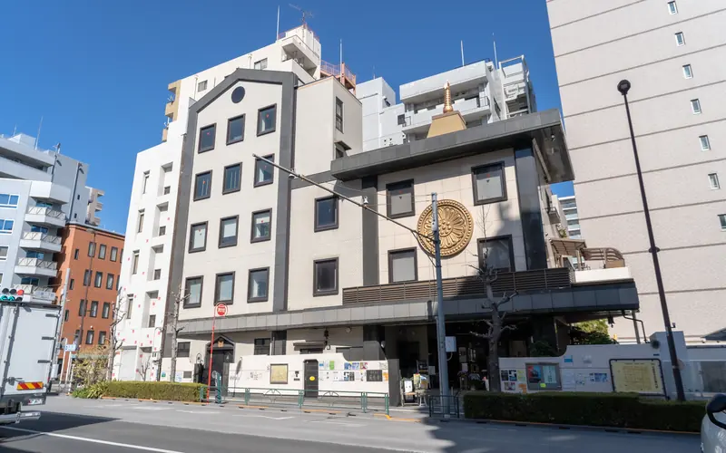 厳念寺会館の建物の外観(道路向かい)
