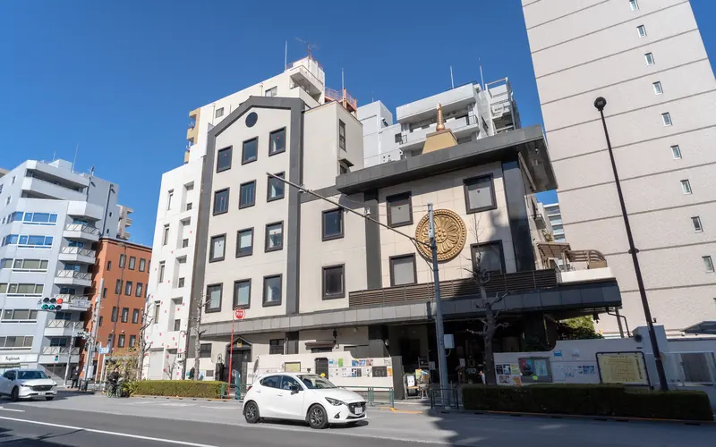 厳念寺会館の建物の外観（正面・遠景）