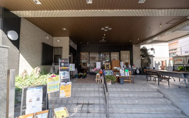 厳念寺会館の正面入口の階段(別カット)