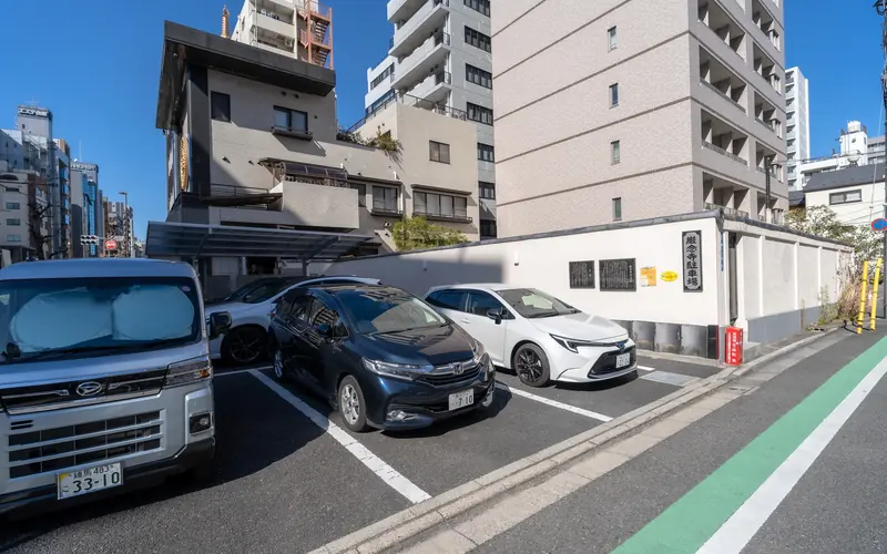 厳念寺会館の駐車場
