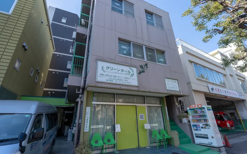 グリーンホール環七野方の玄関と自販機(右手から)