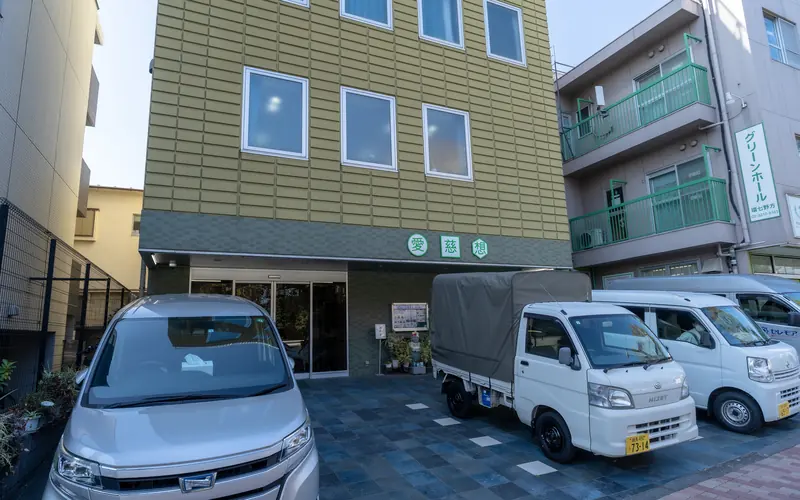 グリーンホール環七野方の駐車スペースと玄関