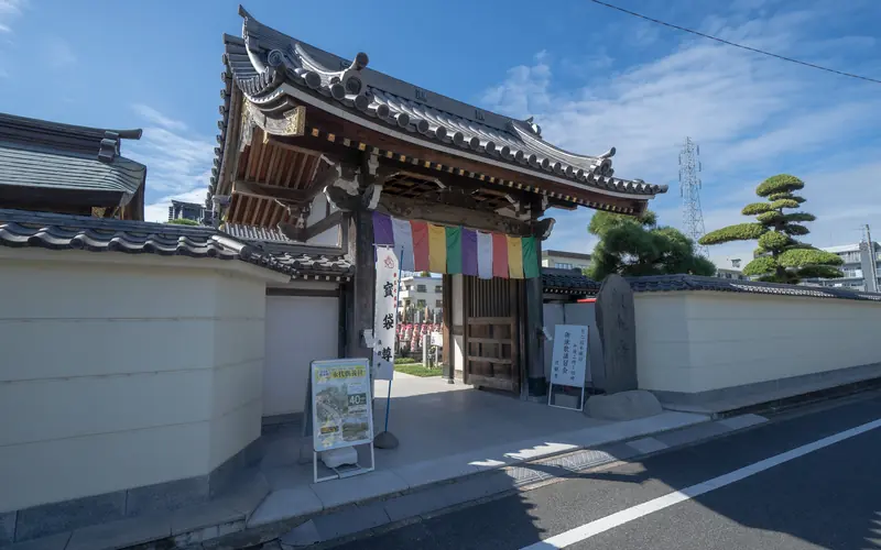 良観寺会館の山門（道路側から）