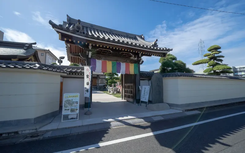 良観寺会館の山門（道路側・引き）