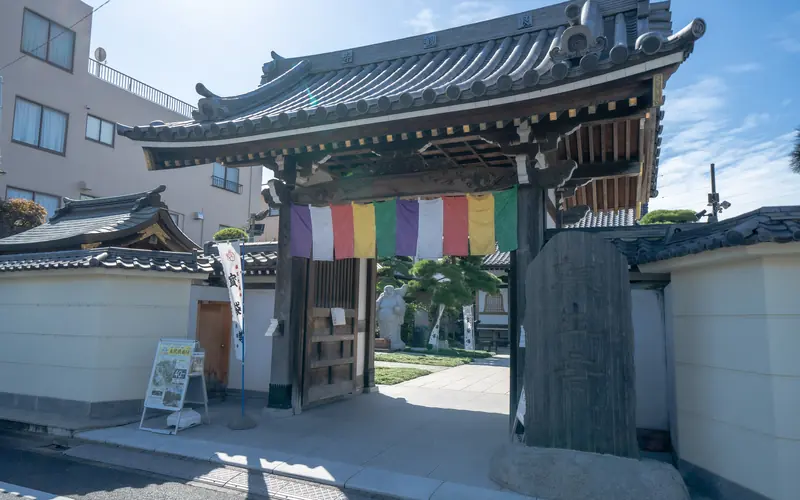良観寺会館の山門（正面寄り）