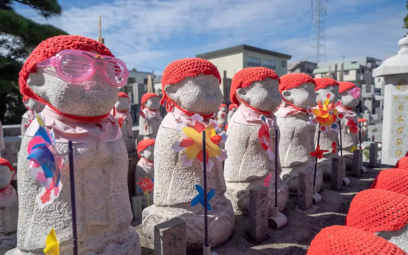 良観寺会館の境内のお地蔵さま