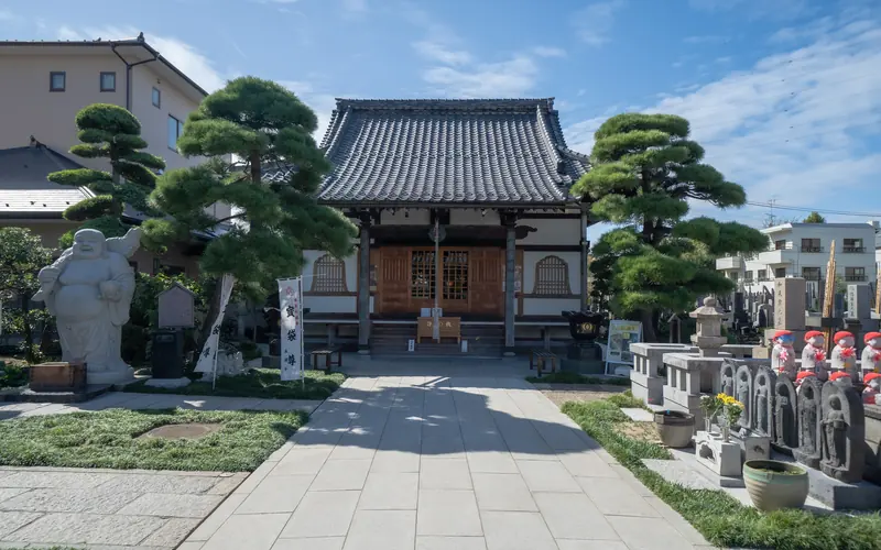良観寺会館の境内と本堂