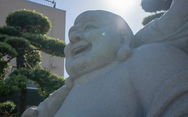良観寺会館の境内の石像