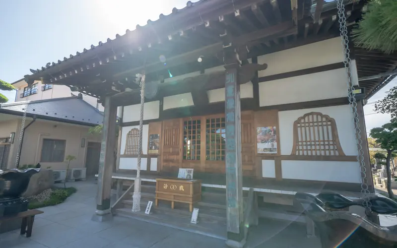 良観寺会館の本堂（斜め左から）