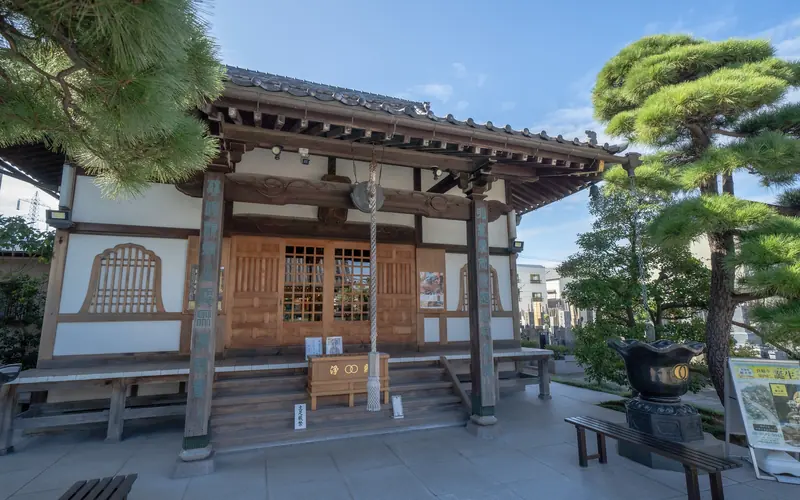 良観寺会館の本堂(斜め右から)
