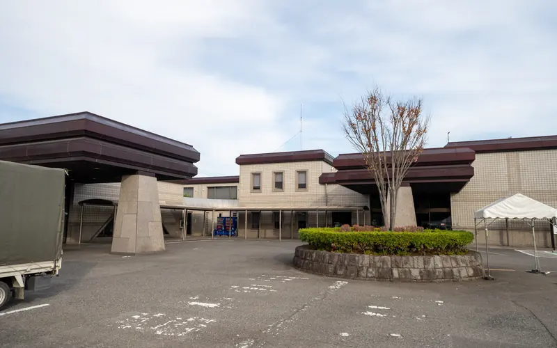 八王子市斎場の建物の外観(植栽ごし)