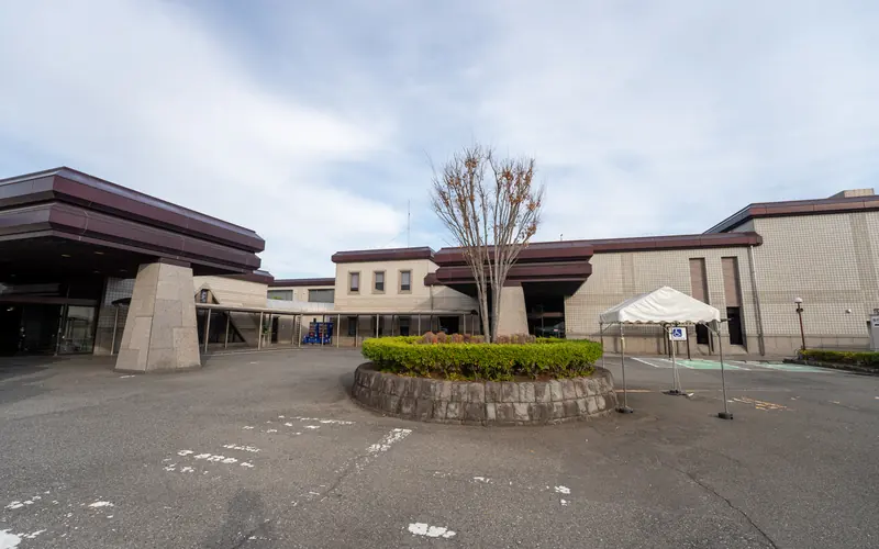 八王子市斎場の建物の外観(ロータリー)