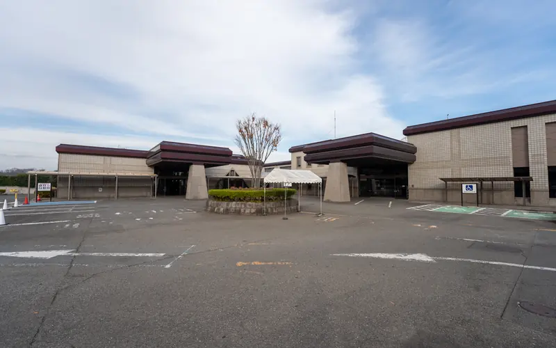 八王子市斎場の建物の外観(正面全景)