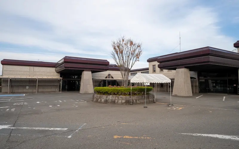 八王子市斎場の建物の外観(植え込み越し)