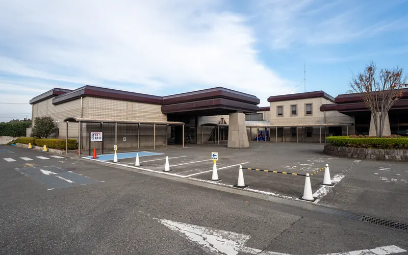 八王子市斎場の建物の外観(左手前から)