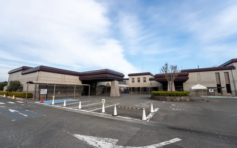 八王子市斎場の建物の外観(正面左寄り)