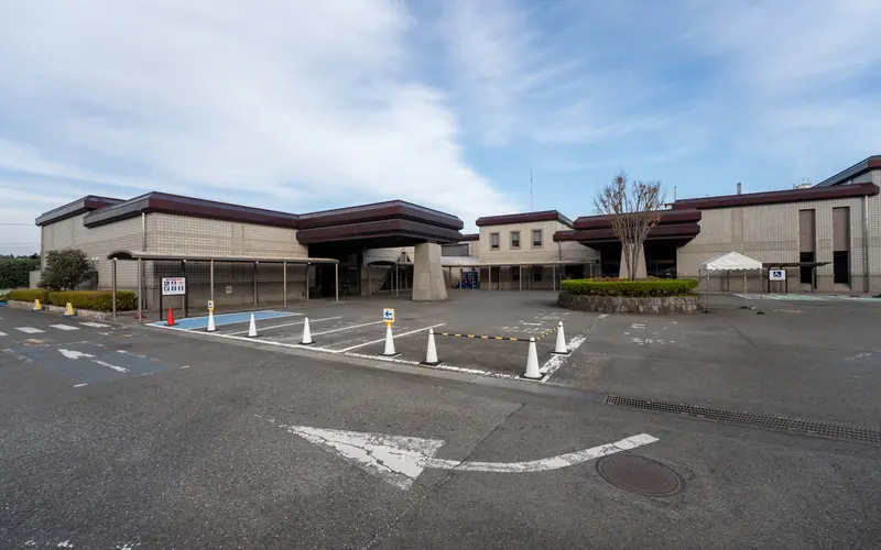 八王子市斎場の建物の外観(駐車場側)