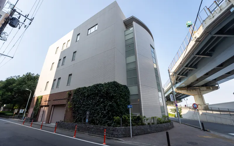 浜町メモリアルの建物の外観（ツタのある側面）