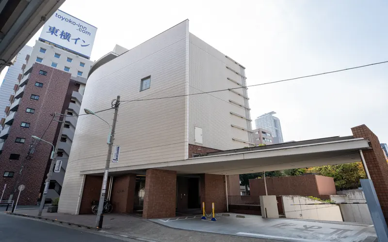 浜町メモリアルの建物と車寄せ（右から）