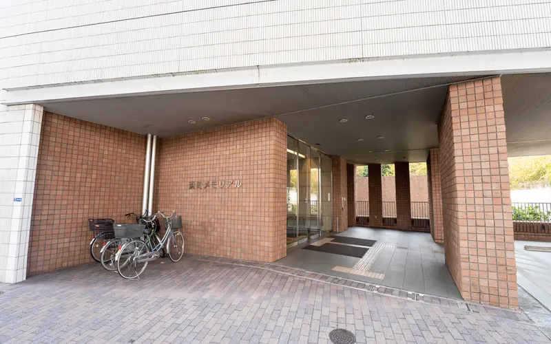 浜町メモリアルの入口と館名サイン