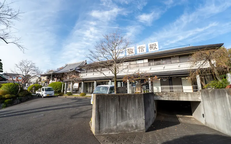 蓮清寺 敬信殿の建物の外観(擁壁の右から)