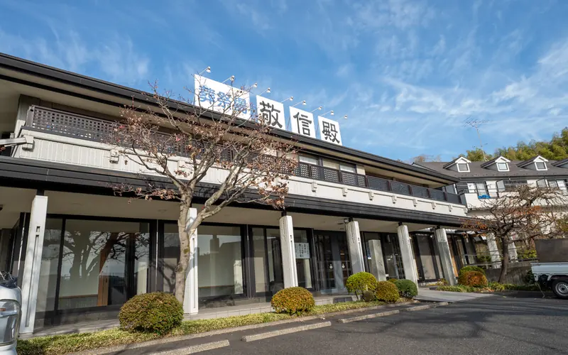 蓮清寺 敬信殿の建物の外観(左・木越し)