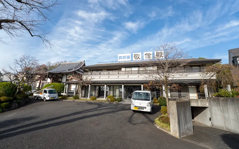 蓮清寺 敬信殿の駐車場と建物