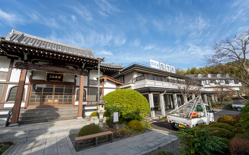 蓮清寺 敬信殿の本堂と斎場の建物