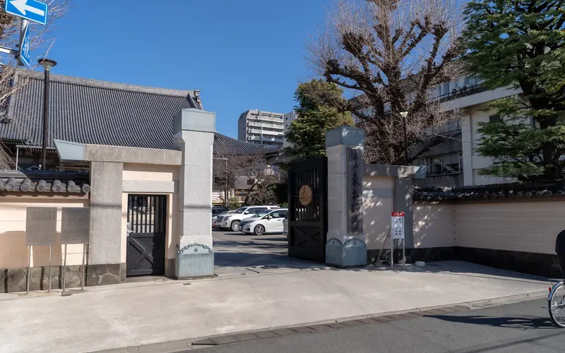 東本願寺慈光殿の寺の門(正面寄り)