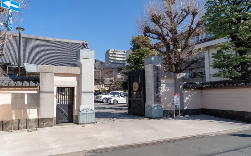 東本願寺慈光殿の寺の門(斜めから)