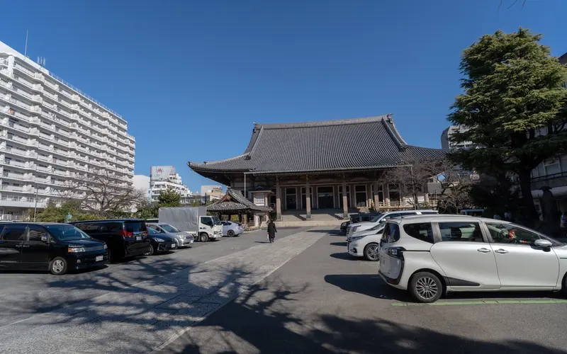 東本願寺慈光殿の駐車場と本堂