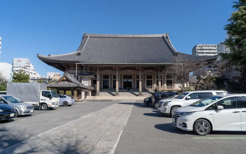 東本願寺慈光殿の本堂と境内の駐車場