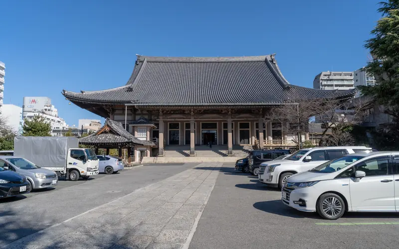 東本願寺慈光殿の本堂と境内の駐車場