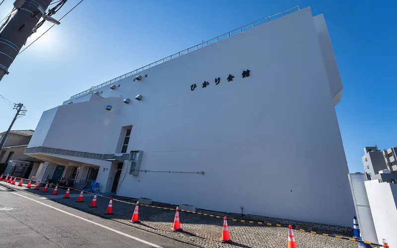 ひかり会館の建物の外観(道路沿い)