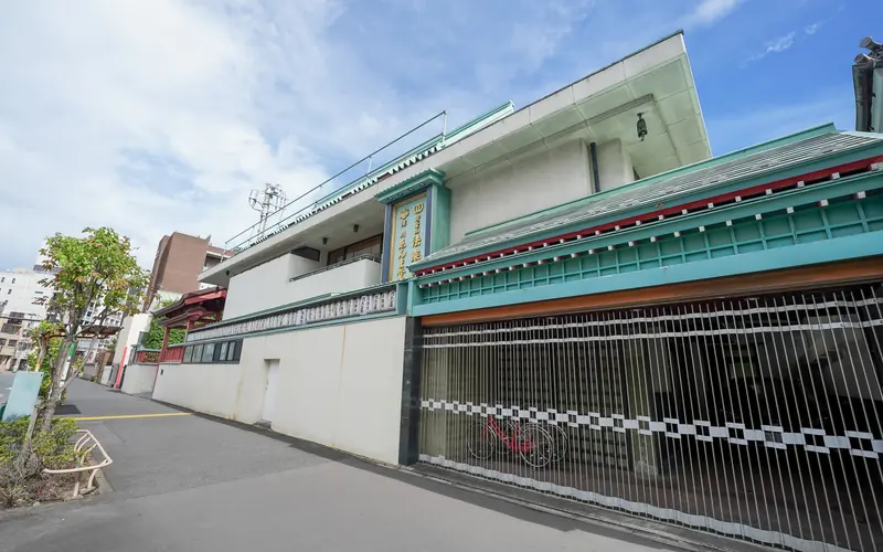 法乗院寿宝殿の建物の外観（道路側）