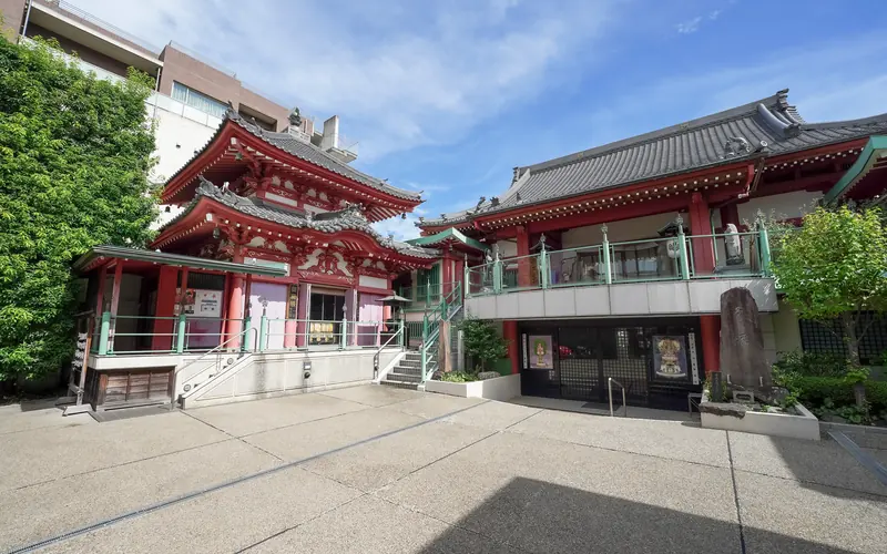 法乗院寿宝殿の境内と本堂(正面)
