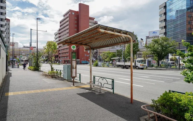 法乗院寿宝殿の最寄りのバス停付近