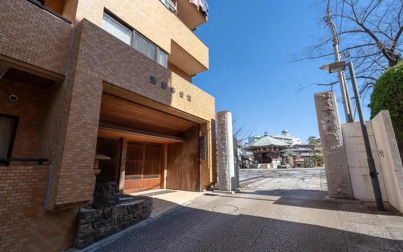 清岸寺会館の建物と門柱（路地側）