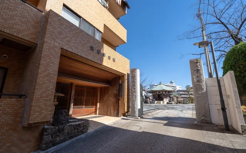 清岸寺会館の建物と門柱(路地側)