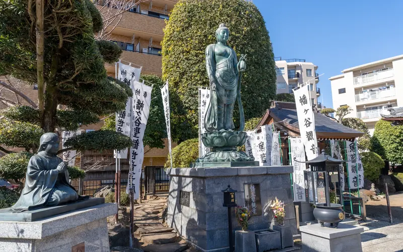 清岸寺会館の観音像と庭(左から)
