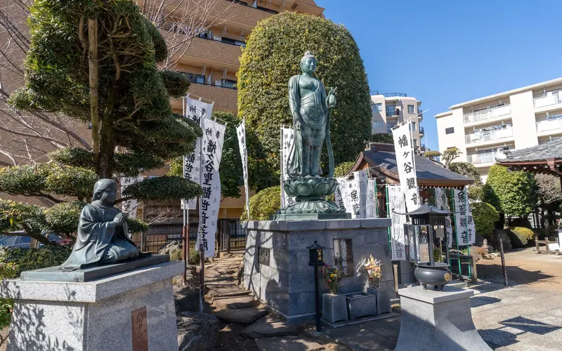清岸寺会館の観音像と庭（左から）